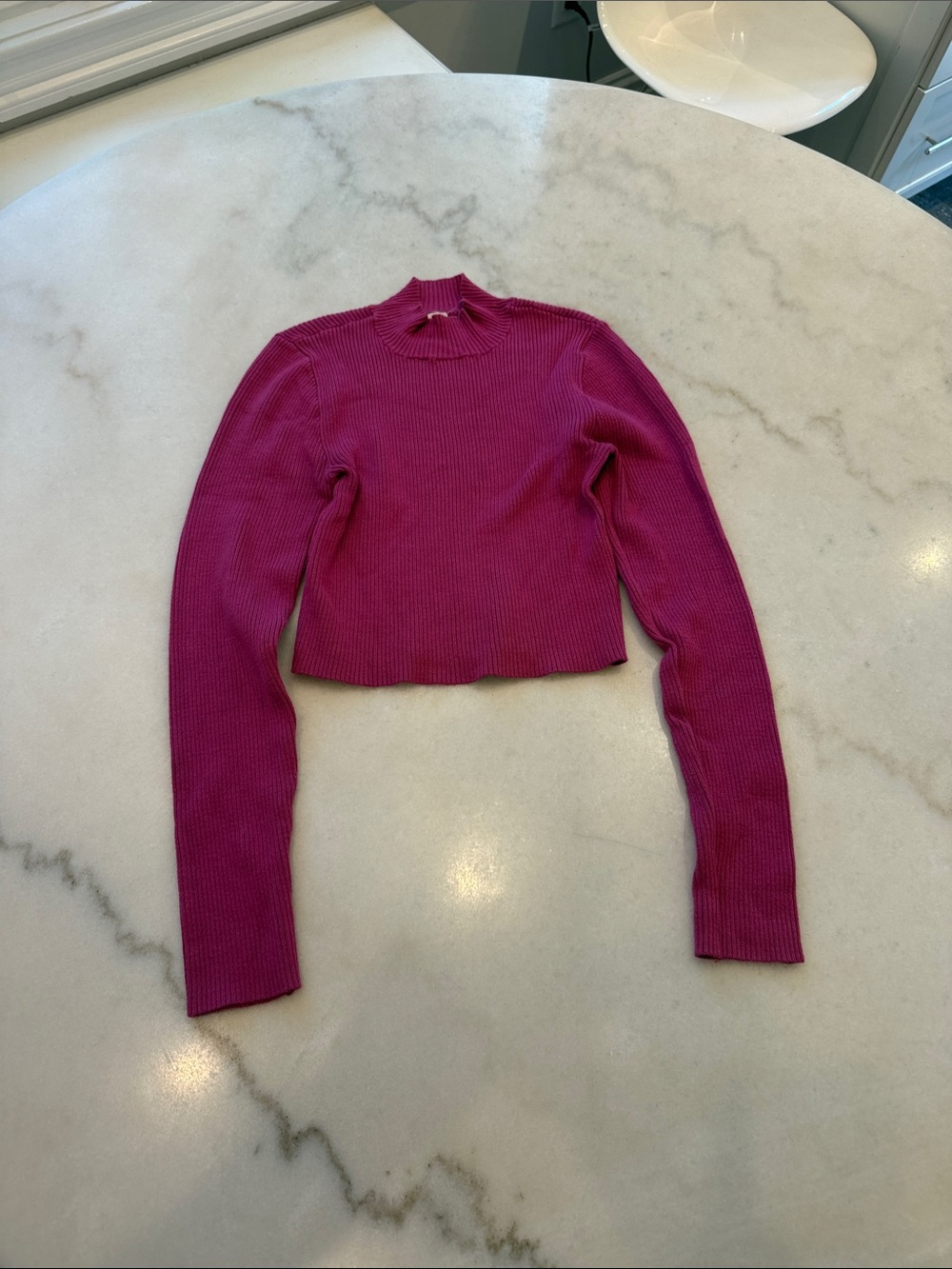 La Hearts Ribbed Mock Neck Crop Top in Berry